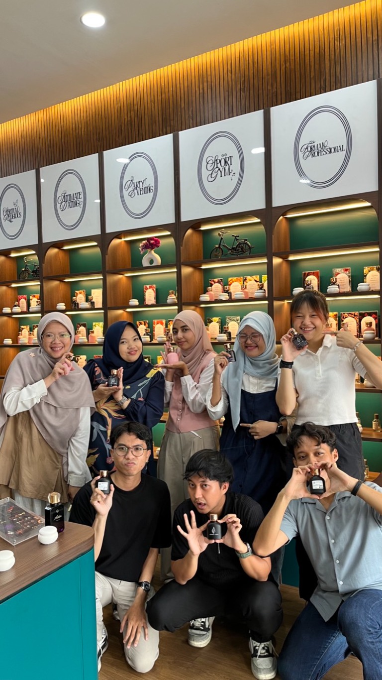 Peserta mencoba parfum dalam kegiatan Paguyuban Introvert